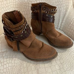 Chocolat blu suede camel colored boots decorative chain braided leather size 9